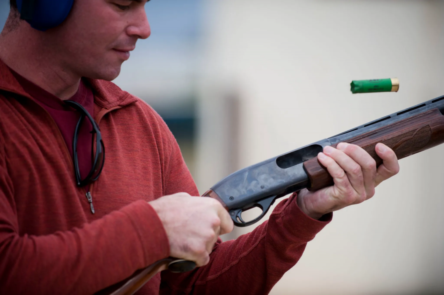 Перезарядка пушки. Remington 870 перезарядка. Перезаряжает ружье. Двустволка перезарядка.